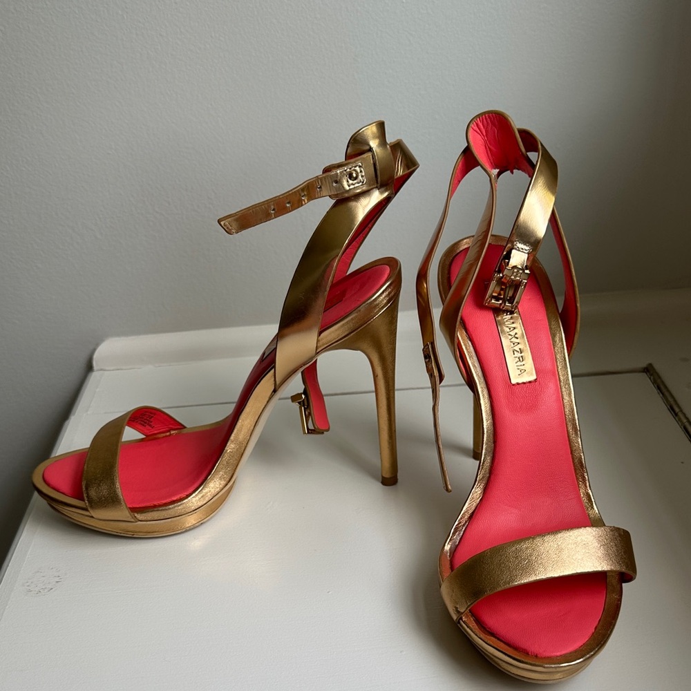 BCBGMAXAZRIA Gold Heels with Vibrant Pink Insole